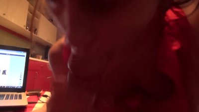 ఇంట్లో ఎవరూ లేని సమయంలో పాఠశాల విద్యార్థి తన సోదరుడి డిక్ పీలుస్తుంది